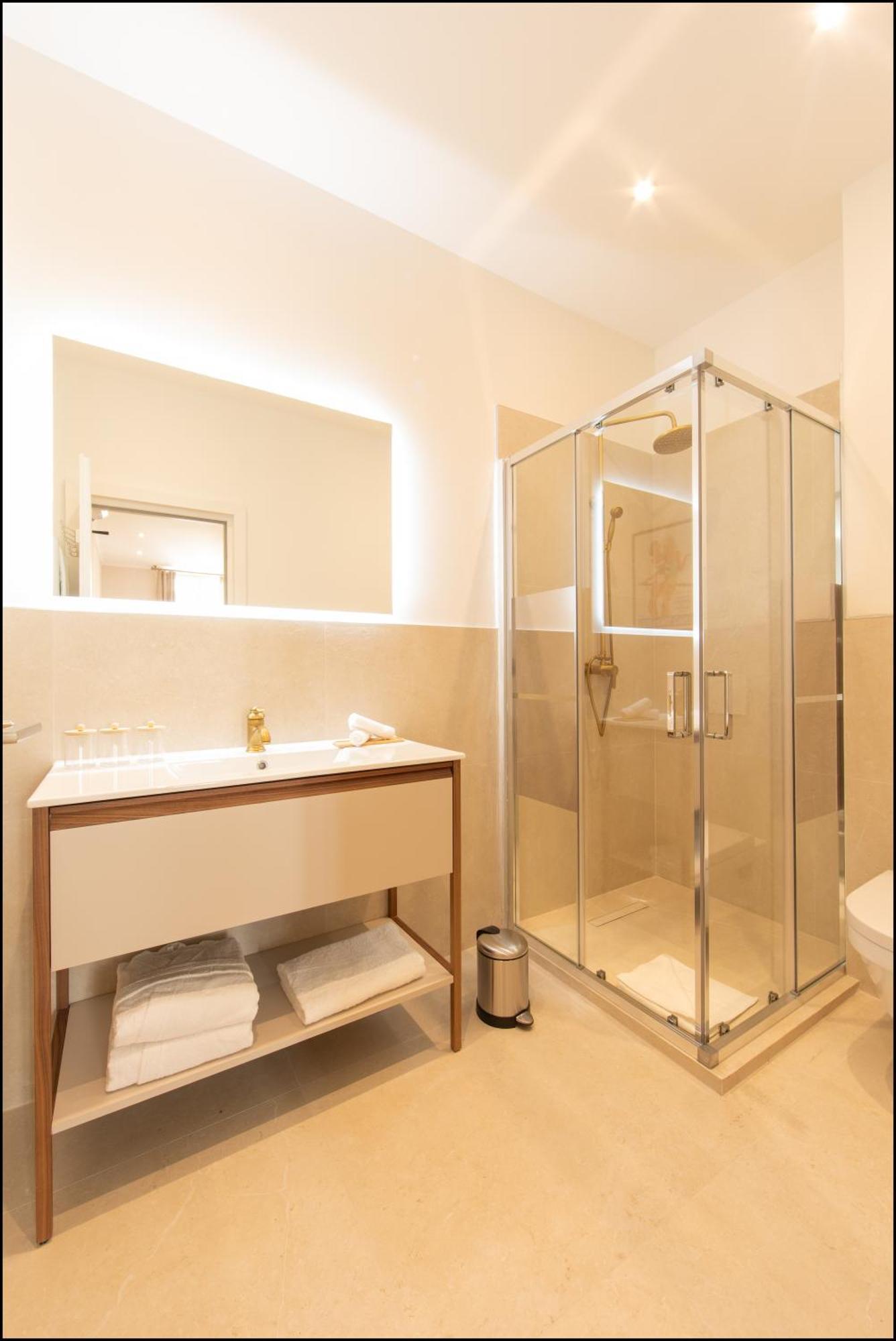 Double Room,1688169237:JPEG